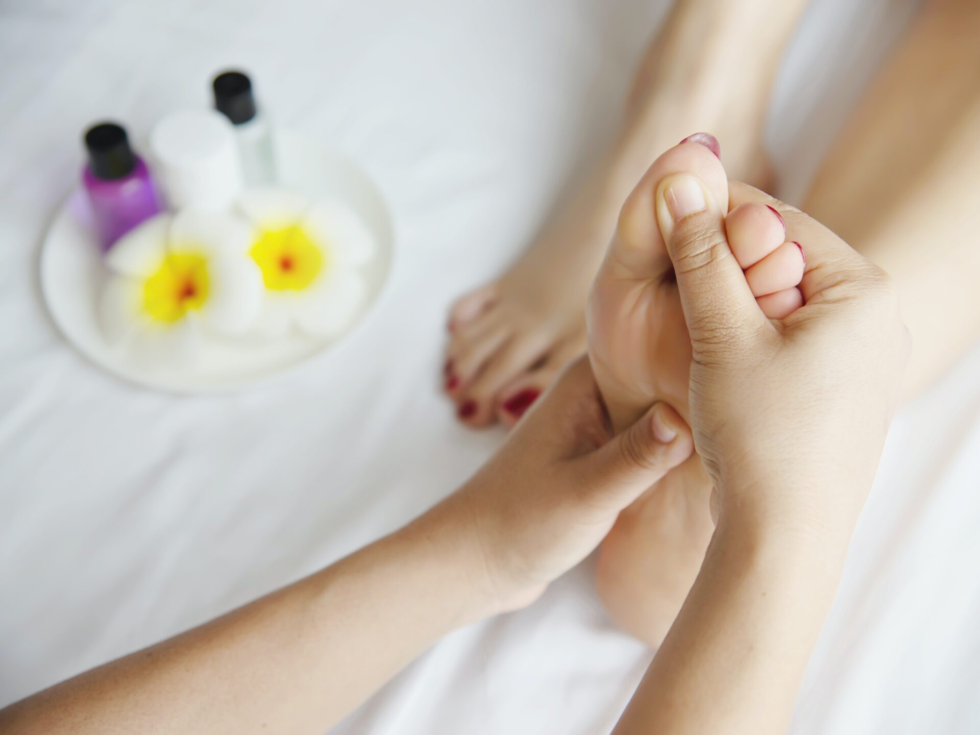 woman-receiving-foot-massage-service-from-masseuse-close-up-hand-foot-relax-foot-massage-therapy-service-concept